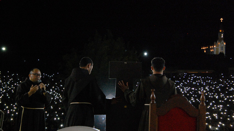 Última novena em honra a São Francisco na praça dos Romeiros