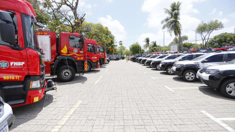 Foram entregues 150 bicicletas e 41 viaturas e duas carretas-tanque para reforço nas ações contra o crime no Ceará