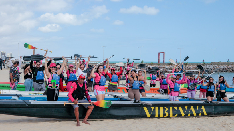 FORTALEZA, CEARÁ, BRASIL, 05-10-2024: Movimento Remadoras Rosa, mulheres sobreviventes de câncer de mama em divulgação para o outubro rosa na Beira Mar. (Foto: Fernanda Barros/ O Povo)