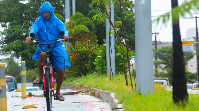 FORTALEZA-CE, BRASIL, 14-06-2024: Ciclista pedala com capa na chuva. Imagem de apoio.















































































































































































































































































































































































































































































































































































































































