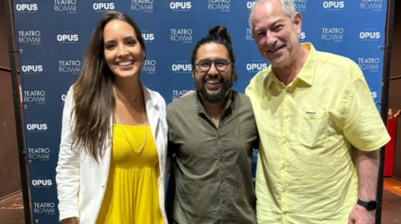 Ciro Gomes e esposa, Giselle Bezerra, posam ao lado do humorista Moisés Loureiro