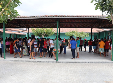 Eleitores de Acaraú relatam esperar quase duas horas na fila de votação 