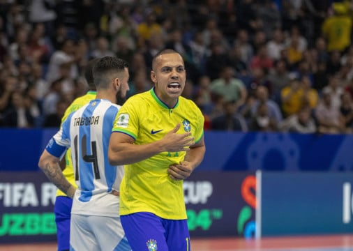 Ferrão comemora gol marcado pelo Brasil contra a Argentina na Copa do Mundo de Futsal