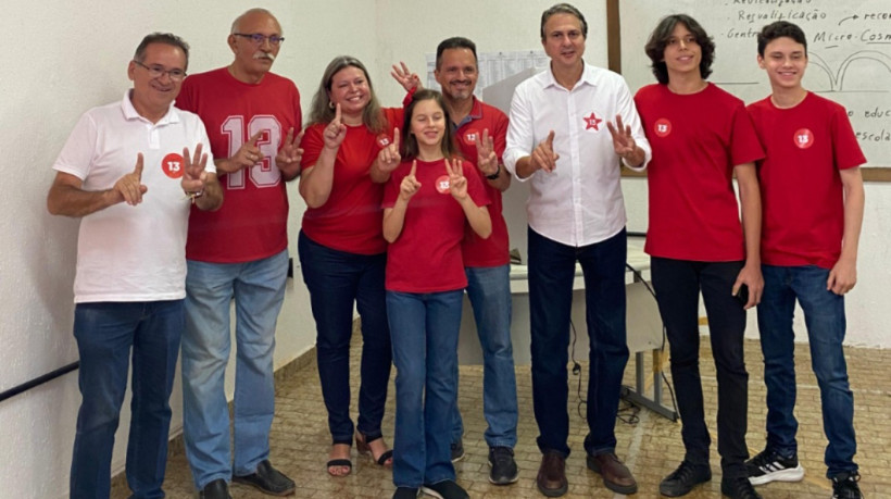 Camilo Santana (PT) registra voto em Barbalha(CE)