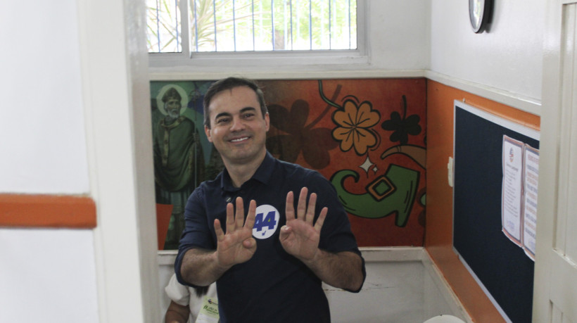 FORTALEZA, CE, BRASIL, 06-10-2024 - Candidato Capitão Wagner votando no colégio Maximus (foto: Matheus Souza/Especial para O povo)