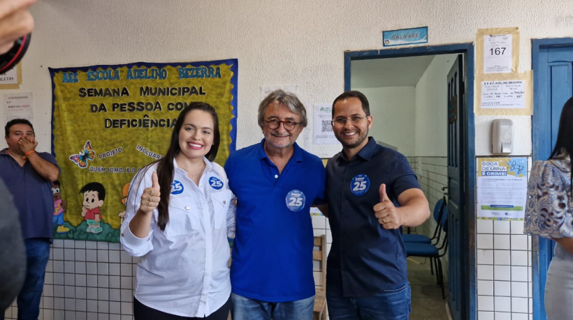 Dr. Acilon e Dr. Junior votam na Escola Municipal Adelino Bezerra