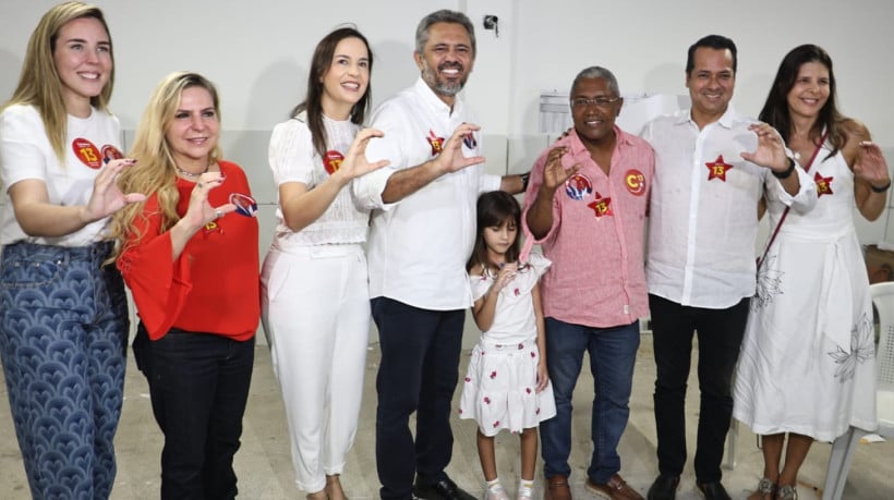 Elmano de Freitas vota ao lado de aliados em Caucaia 