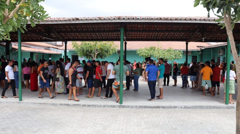 Eleitores de Acaraú relatam esperar quase duas horas na fila de votação