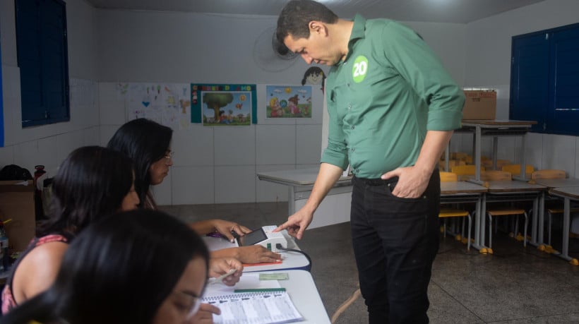 Candidato à reeleição votou na Escola Felipe Neri, no bairro Limoeiro