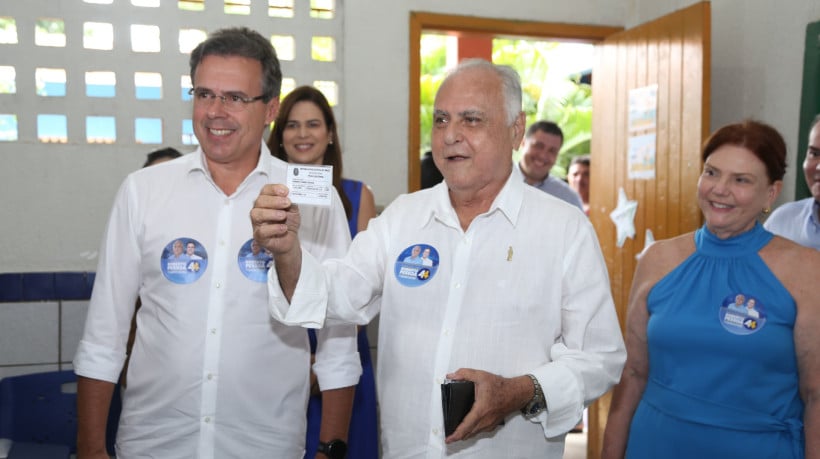 Roberto Pessoa vota na Escola Manoel Róseo Landim, em Maracanaú