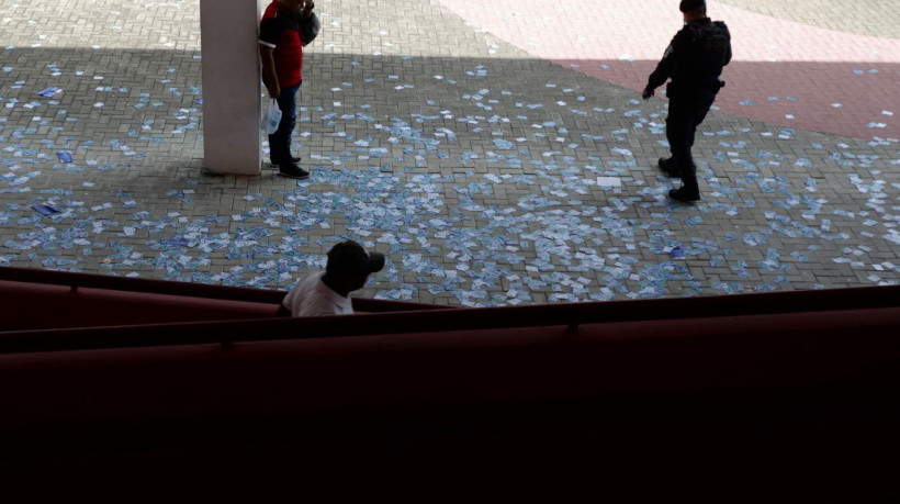 Santinhos pelo chão e movimentação tranquila marcam primeiras horas de votação neste domingo, 6 de outubro. Na imagem, a Escola Estadual de Educação Profissional Eusébio de Queiroz