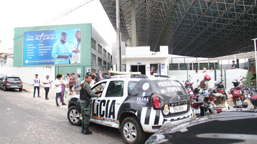 Polícia Militar presente no Colégio SESI SENAI, no bairro Junco (Sobral)