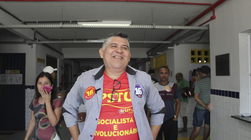 FORTALEZA, CE, BRASIL, 06-10-2024 - Candidato Zé Batista votando na escola Professor Luiz Recamond (foto: Matheus Souza/Especial para O povo)