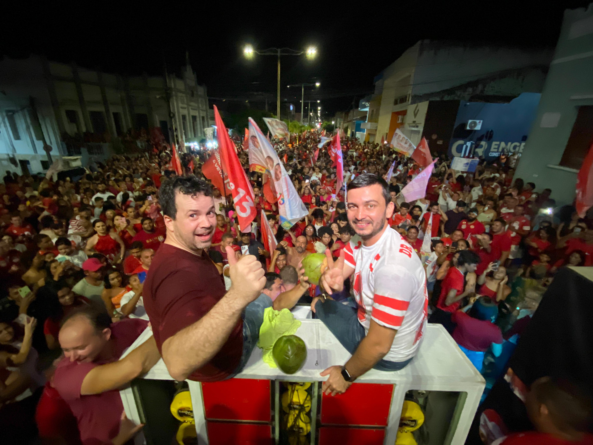 Guilherme Saraiva e Vevé Siqueira comemoram vitória em Barbalha, Ceará. 06.10.24. Eleições Municipais 2024 (Foto: Anderson Duarte/Divulgação)