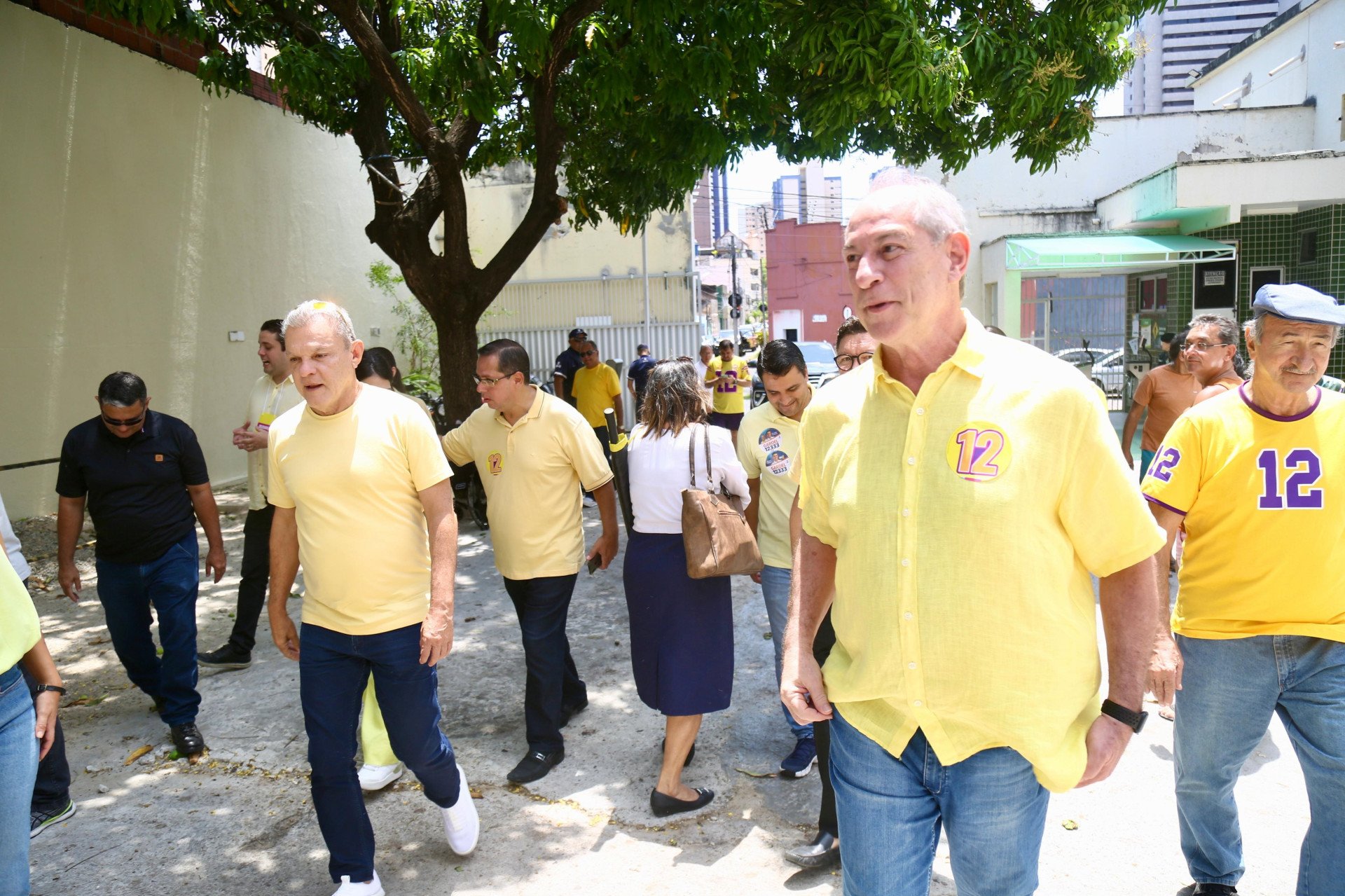 Movimentação na chegada de Ciro Gomes (PD) na secretaria de Saúde para votação (Foto: João Filho Tavares / O POVO)