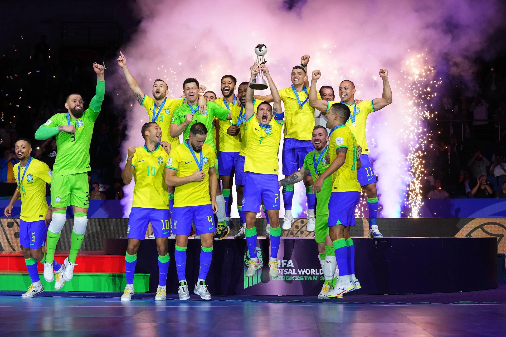 Jogadores da seleção brasileira festejam
título mundial (Foto: Alex Caparros/FIFA)