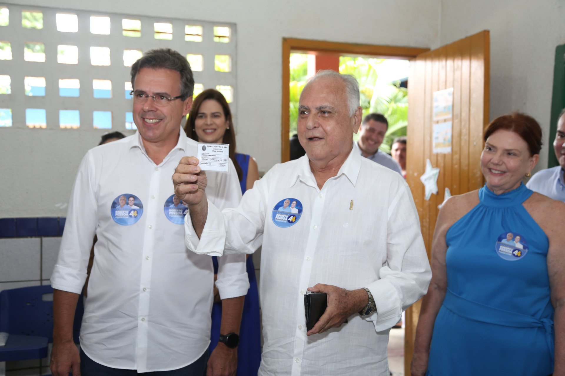 Roberto Pessoa vota na Escola Manoel Róseo Landim, em Maracanaú (Foto: Mariana Parente/ Especial O Povo)