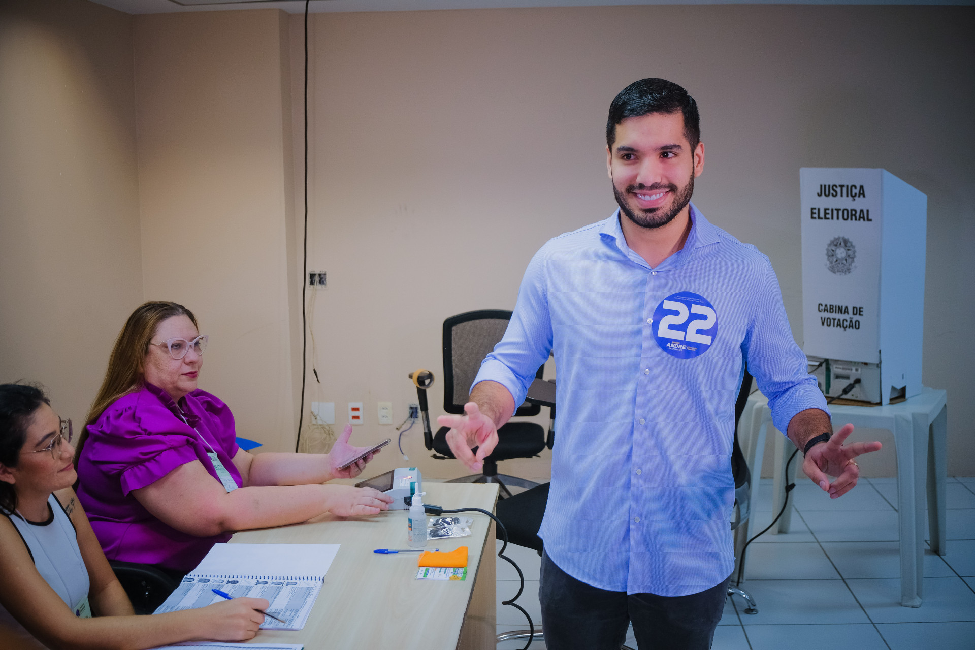 André Fernandes quando votava no primeiro turno das eleições municipais (Foto: RÔMULO SANTOS/ESPECIAL PARA O POVO)