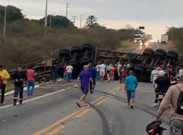 Acidente entre carro e caminhão na BR-116, em Chorozinho, deixa um morto e via interditada 