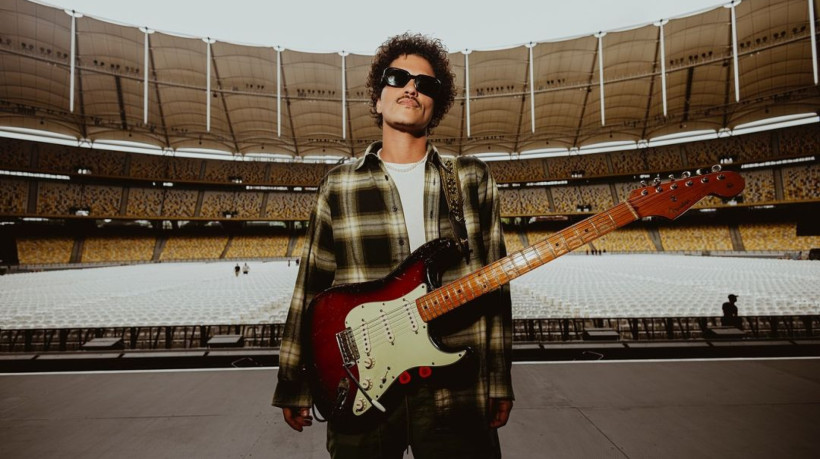 Bruno Mars está solteiro após namoro de 13 anos com modelo; cantor revelou o novo status de relacionamento durante show no Brasil