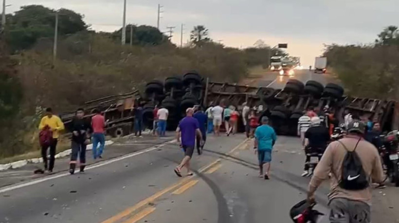 Acidente entre carro e caminhão na BR-116, em Chorozinho, deixa um morto e via interditada