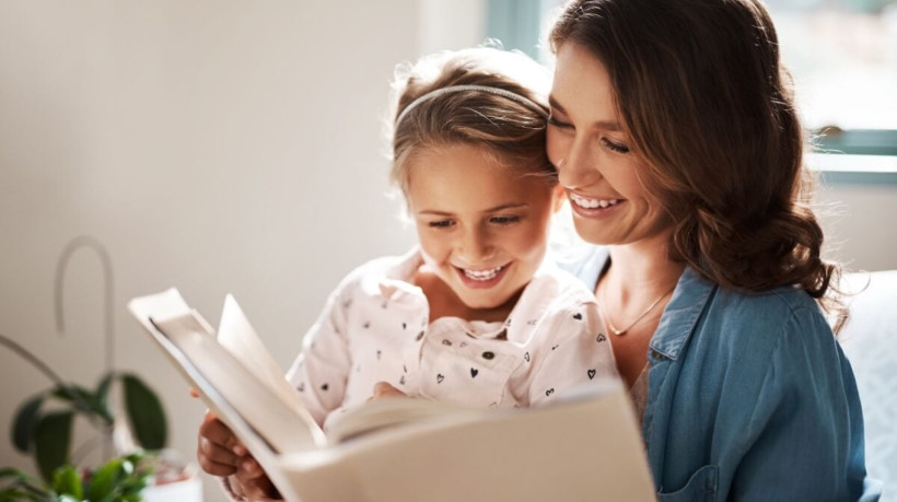 Escolher livros como presente estimula a imaginação infantil e o aprendizado (Imagem: PeopleImages.com - Yuri A | Shutterstock)