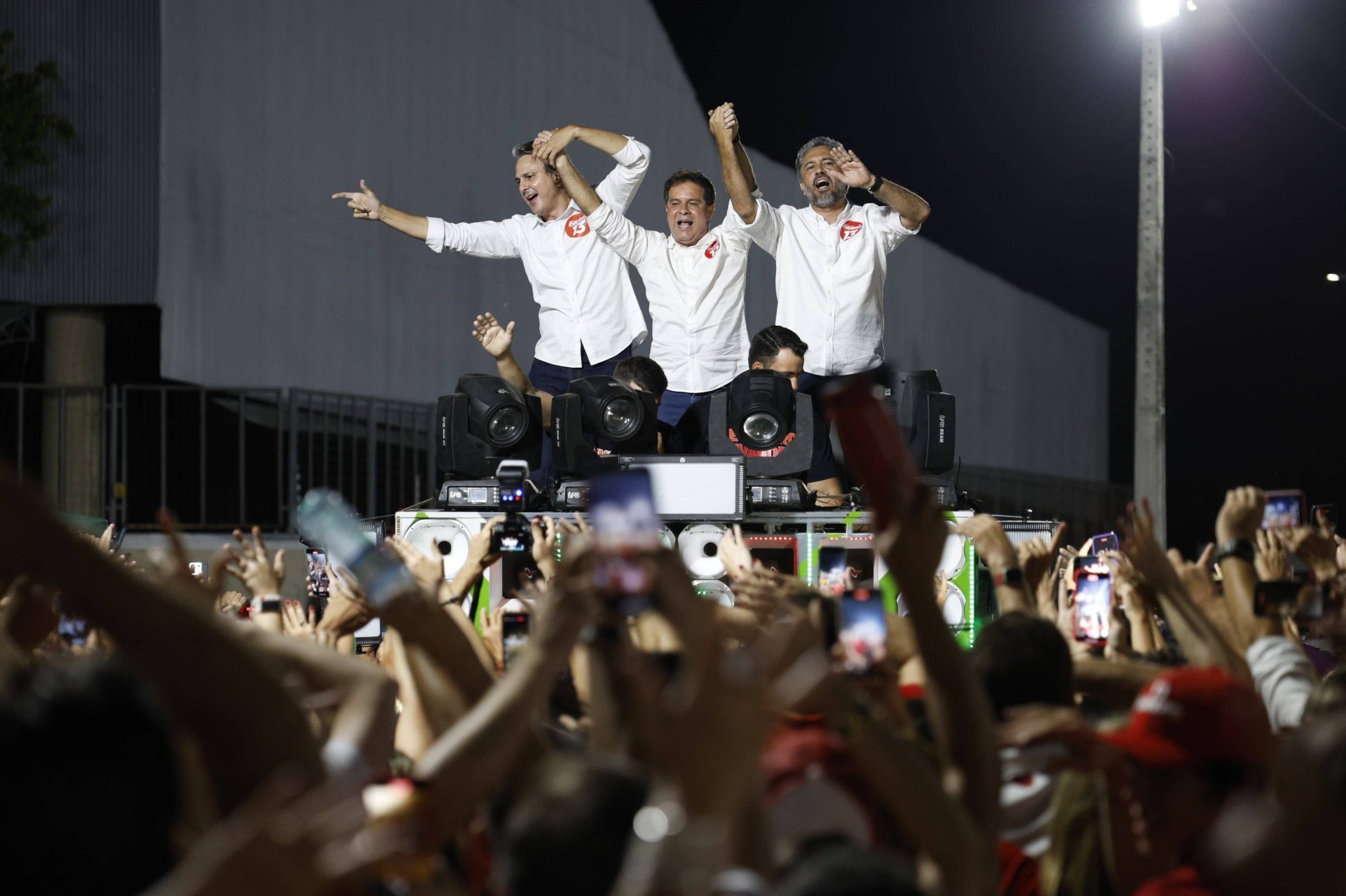 O ministro Camilo Santana, o candidato Evandro Leitão e o governador Elmano de Freitas em ato na noite desse domingo, 6, após apuração (Foto: FCO FONTENELE)