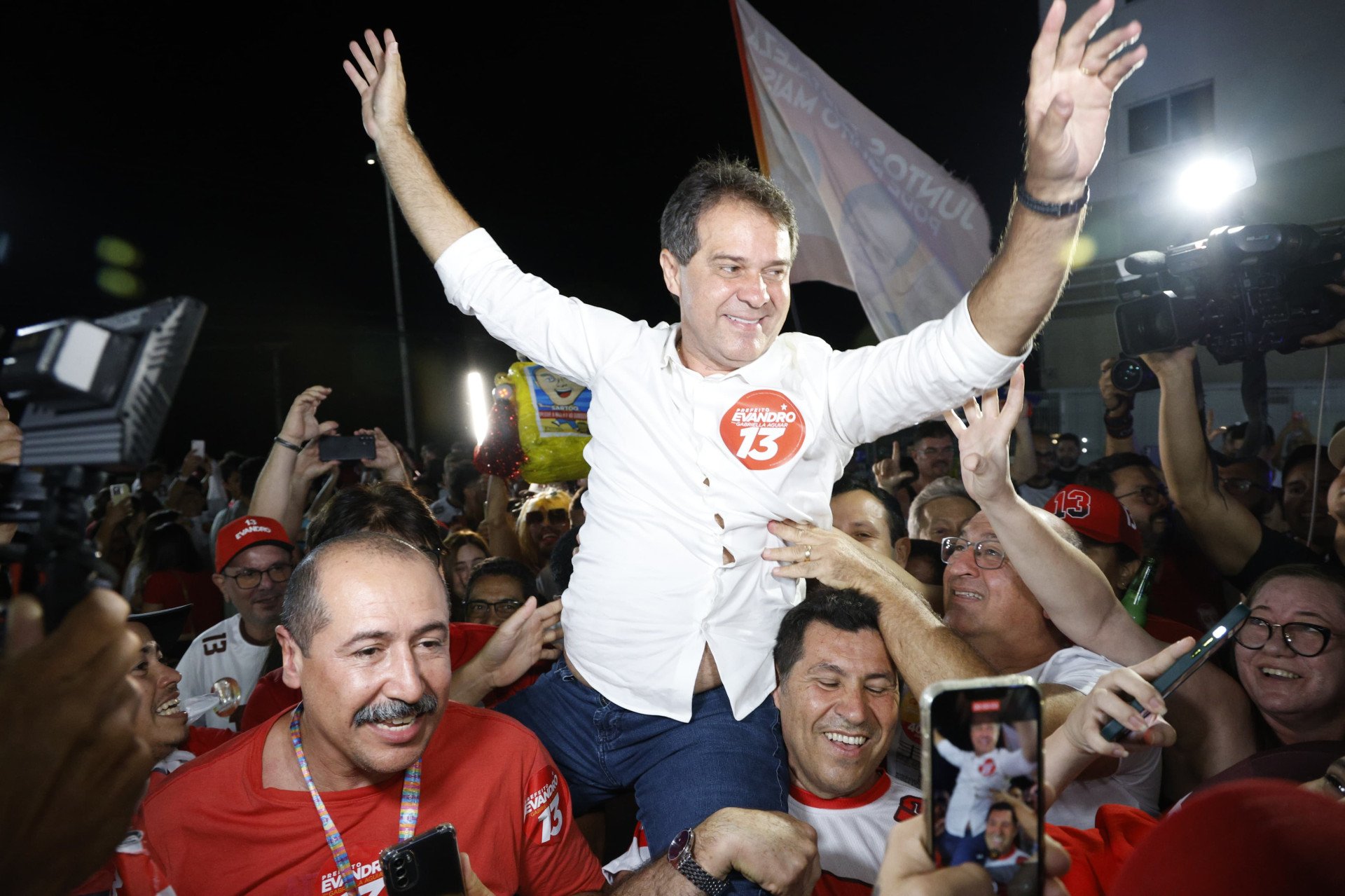 Evandro Leitão comemora ida ao segundo turno das eleições em Fortaleza (Foto: Fco Fontenele)