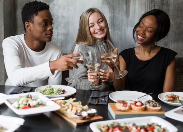 Reunir os amigos ou os parentes para consumir quitutes variados numa roda de conversa e de lazer tem tudo a ver com os chamados aperitivos. Com uma variedade de sabores que reflete cada cultura pelo mundo, eles são delícias que integram as pessoas. 