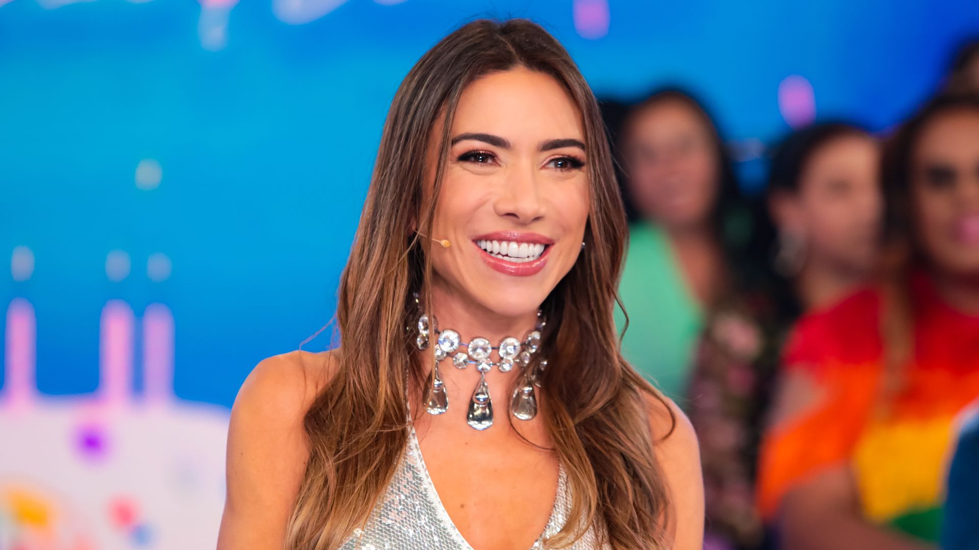 A apresentadora Patrícia Abravanel anunciou que o quadro “Porta da Esperança” voltará a ser exibido no “Programa Silvio Santos”, no SBT. 

