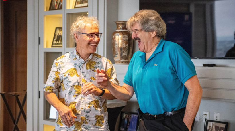 Os vencedores do Prêmio Nobel de Fisiologia ou Medicina, Victor Ambros (E) e Gary Ruvkun (D). Os cientistas norte-americanos ganharam o prêmio pela descoberta do microRNA e seu papel na forma como os genes são regulados 
