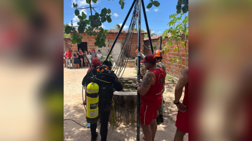 Corpo de Bombeiros utilizou tripés e polias para retirar corpo da cacimba