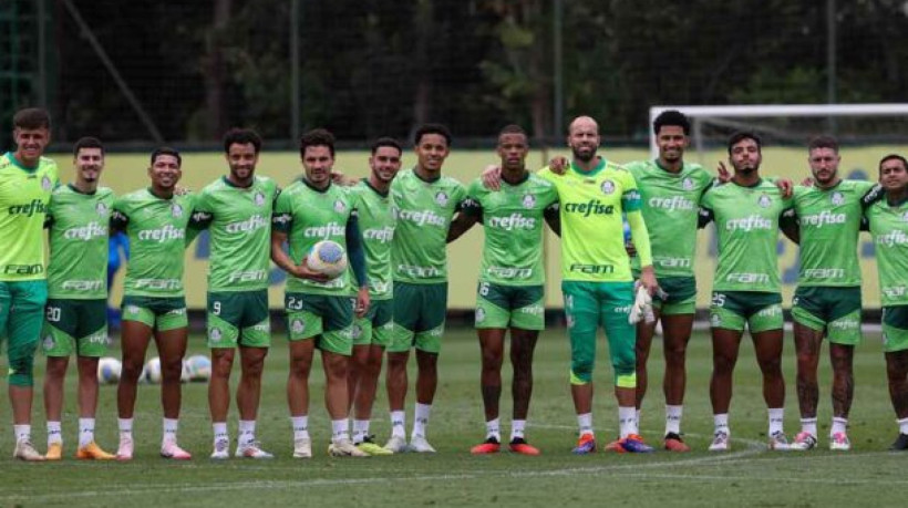 Os jogadores Leandro, Rômulo, Rony, Felipe Anderson, Raphael Veiga, Figueiredo, Lázaro, Caio Paulista, Marcelo Lomba, Murilo, Gabriel Menino, Zé Rafael e Dudu (E/D), da SE Palmeiras, durante treinamento, na Academia de Futebol. (Foto: Cesar Greco/Palmeiras/by Canon)