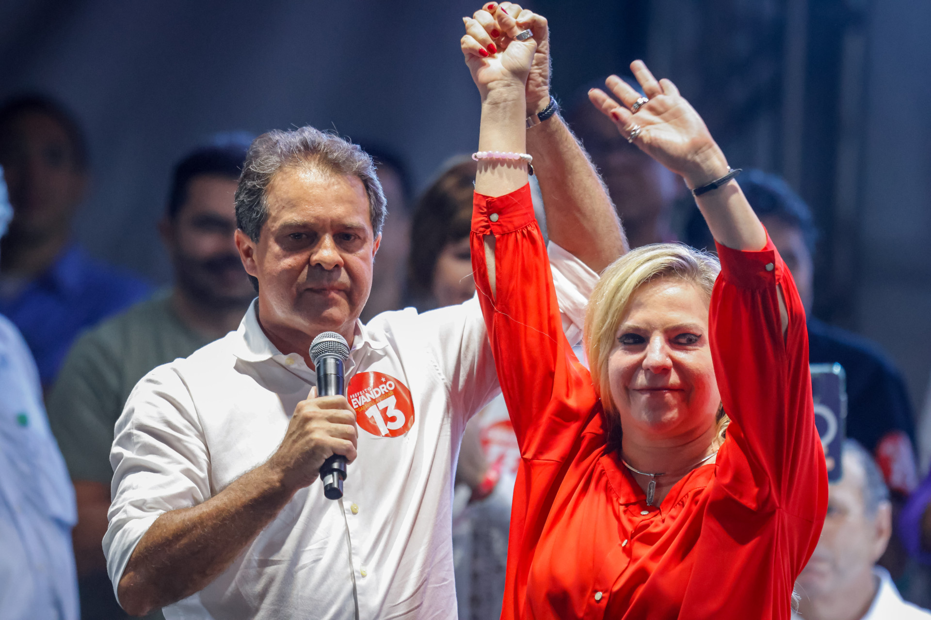 Deputada federal Luizianne Lins e Evandro Leitão participam de ato com Lula na Praça do Ferreira durante a campanha em Fortaleza (Foto: AURÉLIO ALVES)