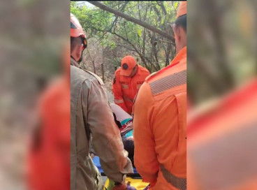 Bombeiros resgatam mulher na Serra da Taquara, em Caucaia 
 