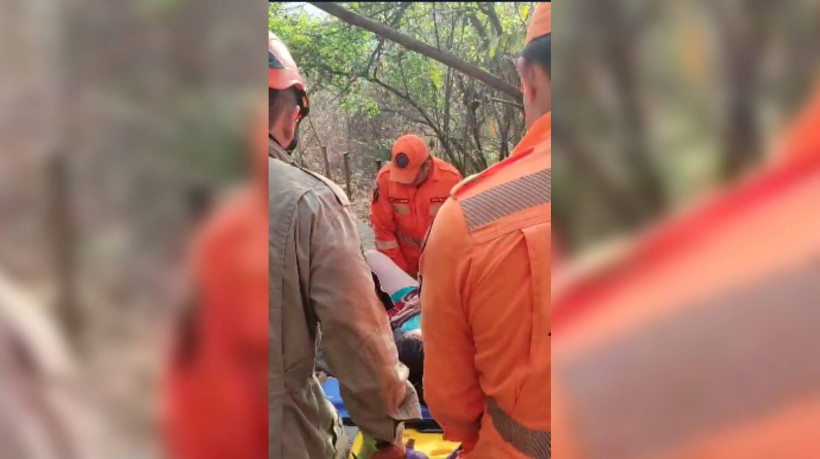 Bombeiros resgatam mulher na Serra da Taquara, em Caucaia 
