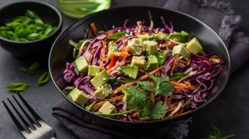 Salada de repolho com abacate (Imagem: Anna Shepulova | Shutterstock)