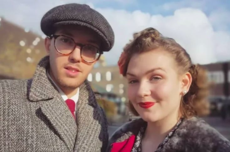 Imagina viver nos dias atuais, mas manter uma rotina, roupas, objetos e costumes de quem viveu nos anos 1940. É o que tem feito um casal de Norfolk, condado rural no leste da Inglaterra, famoso por suas paisagens costeiras e pela rica história medieval.