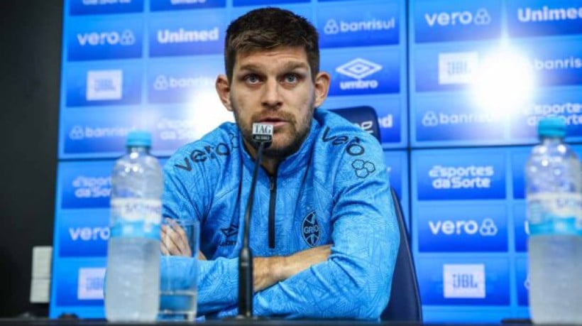 RS - FUTEBOL/ TREINO GREMIO 2024 - ESPORTES - TŽcnico Renato Portaluppi, ao lado dos zagueiros Geromel e Kannemann concede entrevista coletiva apos o treino da manha desta sexta-feira, no CT Luiz Carvalho, na prepara‹o para a partida valida pelo Campeonato Brasileiro 2024. FOTO: LUCAS UEBEL/GREMIO FBPA