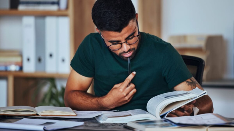 A reta final antes do exame é um período primordial da trajetória de estudos e deve ser organizada (Imagem: PeopleImages.com - Yuri A | Shutterstock)