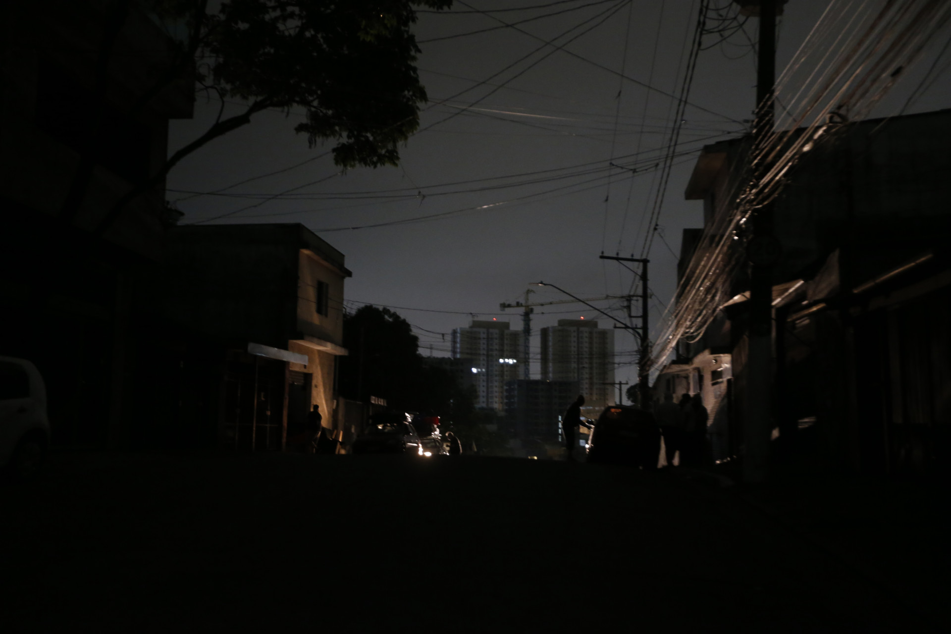 ￼BAIRRO do Jabaquara, em São Paulo, sem energia elétrica desde sexta-feira, 11 (Foto: Paulo Pinto/Agência Brasil)