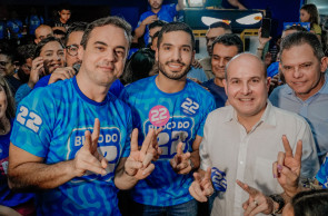 FORTALEZA-CE, BRASIL, 15-10-2024: Comitê do candidato André Fernandes, na Av. João Pessoa, com a presença do candidato e seus aliados, Capitão Wagner e Roberto Cláudio. (Foto: Fernanda Barros /O Povo)