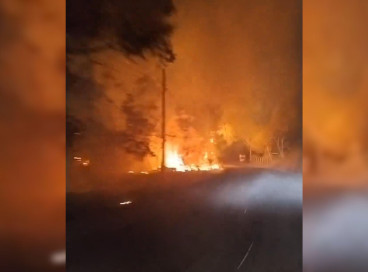 Chamas em vegetação em Guaraciaba do Norte tiveram início no fim da tarde desta segunda-feira, 14, e se alastraram durante a noite  