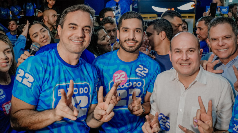 FORTALEZA-CE, BRASIL, 15-10-2024: Comitê do candidato André Fernandes, na Av. João Pessoa, com a presença do candidato e seus aliados, Capitão Wagner e Roberto Cláudio. (Foto: Fernanda Barros /O Povo)