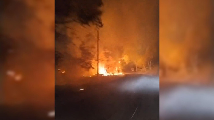 Chamas em vegetação em Guaraciaba do Norte tiveram início no fim da tarde desta segunda-feira, 14, e se alastraram durante a noite 