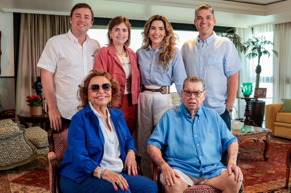 Em sua residência, Dico com a esposa e parte dos netos durante a entrevista ao O POVO(Foto: Samuel Setubal)