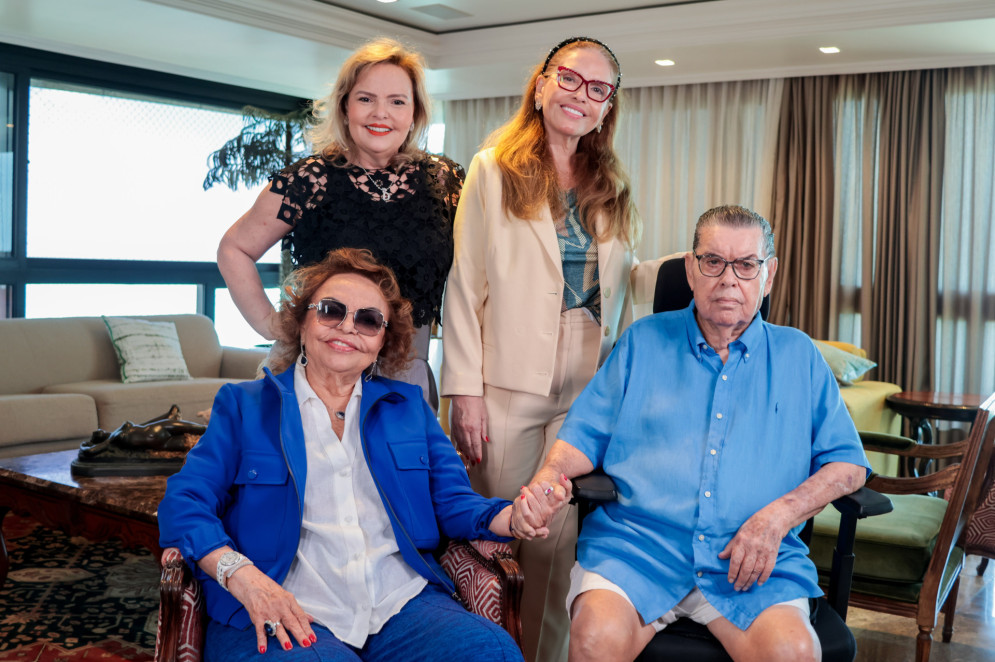 O casal, Aurora e Dico, com duas das três filhas Daniela (de preto) e Eugenia(Foto: Samuel Setubal)