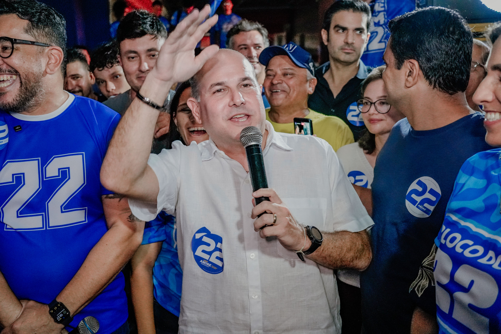 ￼ROBERTO Cláudio na campanha eleitoral na qual apoiou André Fernandes (Foto: FERNANDA BARROS)