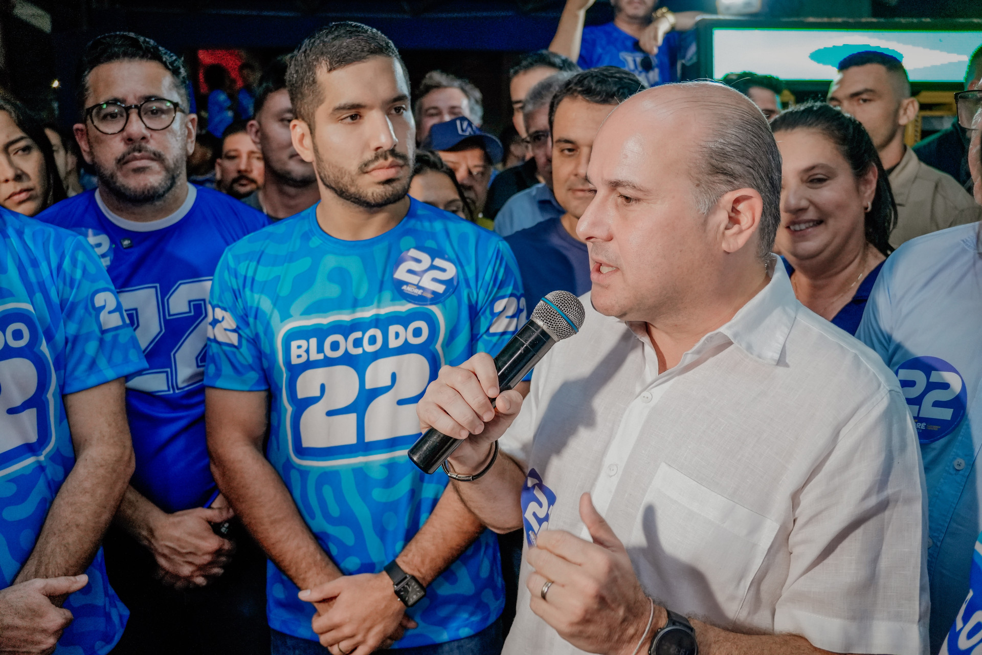 FORTALEZA-CE, BRASIL, 15-10-2024: Comitê do candidato André Fernandes, na Av. João Pessoa, com a presença do candidato e seus aliados, Capitão Wagner e Roberto Cláudio. (Foto: Fernanda Barros /O Povo) (Foto: FERNANDA BARROS)