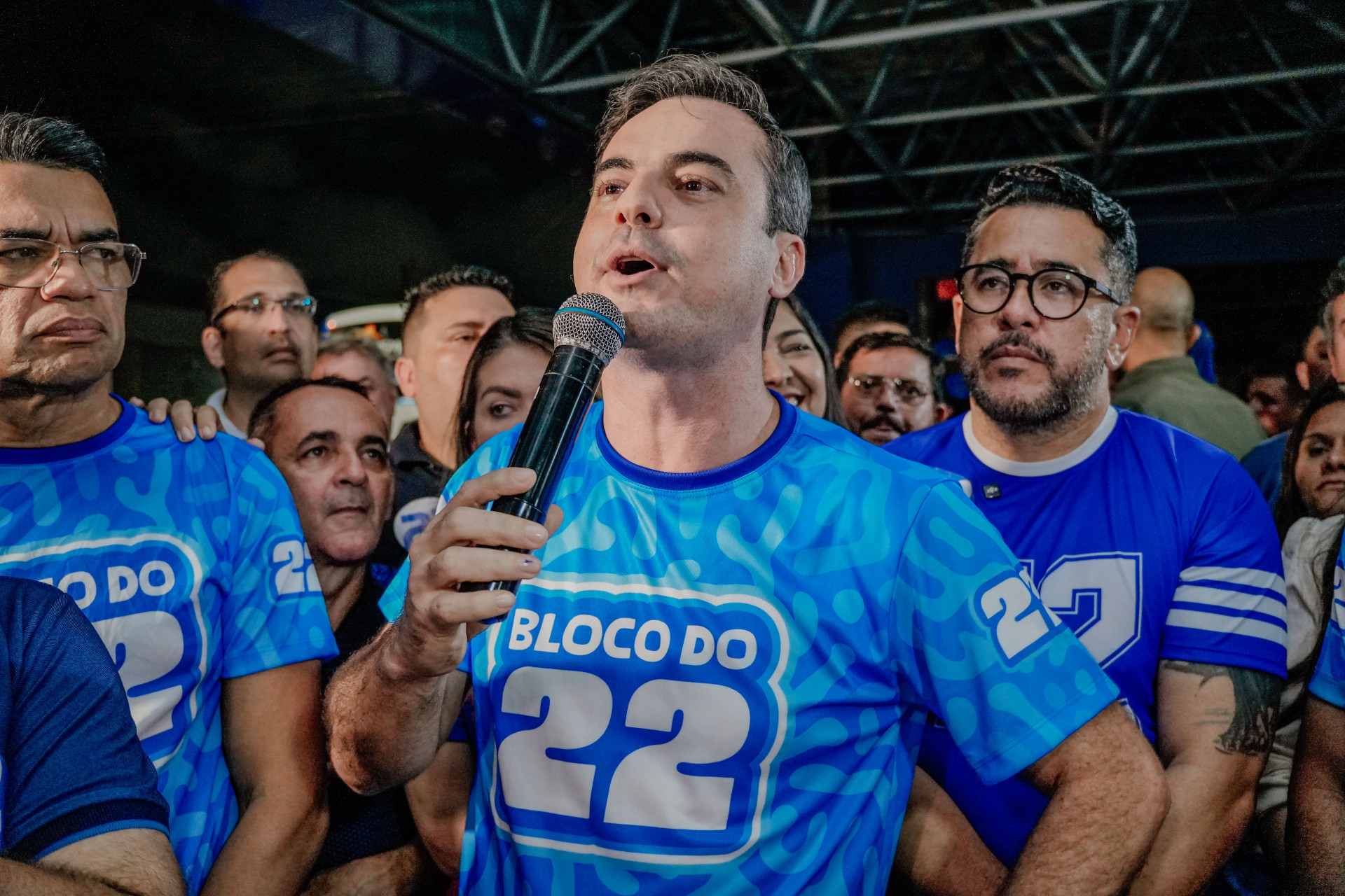 FORTALEZA-CE, BRASIL, 15-10-2024: Comitê do candidato André Fernandes, na Av. João Pessoa, com a presença do candidato e seus aliados, Capitão Wagner e Roberto Cláudio. (Foto: Fernanda Barros /O Povo) (Foto: FERNANDA BARROS)